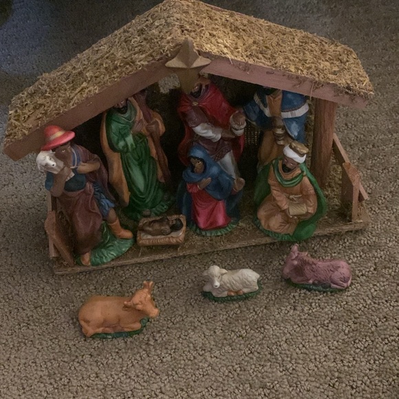 11 piece Porcelain Nativity Set - Picture 3 of 15